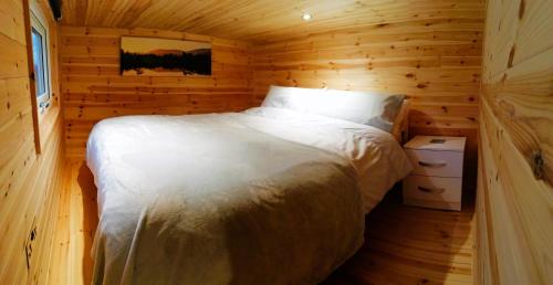 una camera da letto in una cabina di legno con letto di Bracken Heights a Newark upon Trent