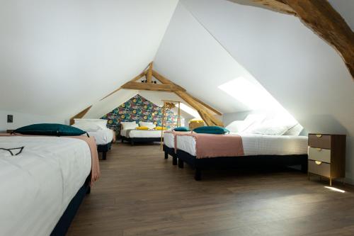 Ein Bett oder Betten in einem Zimmer der Unterkunft Pomme de Reinette