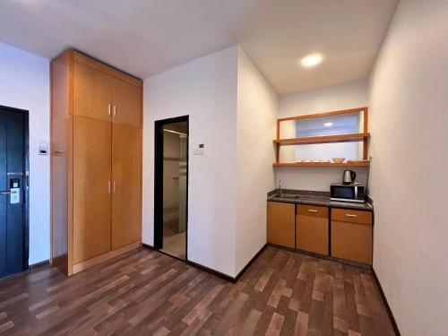 uma cozinha com armários de madeira e uma bancada em Hotel Studio Apartment- Fantastic Mountain View (4pax) em Brinchang