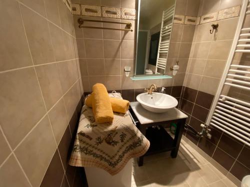 uma casa de banho com um lavatório, um WC e um espelho. em Old Olive House em Kouroukláta