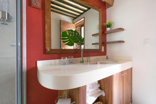 Un baño con un lavabo blanco y un espejo. en Historic Suite w balconies to Cathedral & Rooftop CASA SAUTO 5, en Ciudad de México