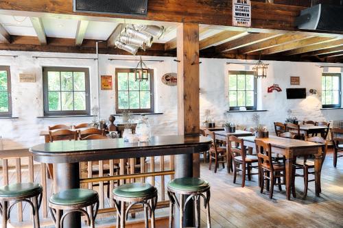 Un restaurante con mesas y sillas en una habitación. en Welcome Hotel Wesel, en Wesel