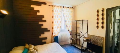 a bedroom with a bed and a window at Résidence LE11B in Uzerche