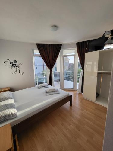 Cama ou camas em um quarto em Apartmani Vila Milaris