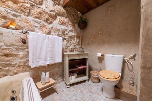 Koupelna v ubytování Hemdatya Stone Suites In The Galilee