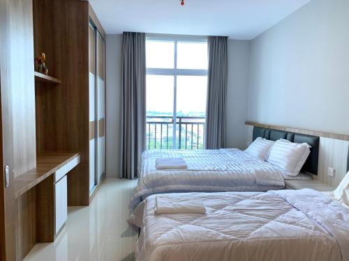 two beds in a hotel room with a window at Wiwi Formosa Residence -Triple bed-Balcony-Netflix in Nagoya