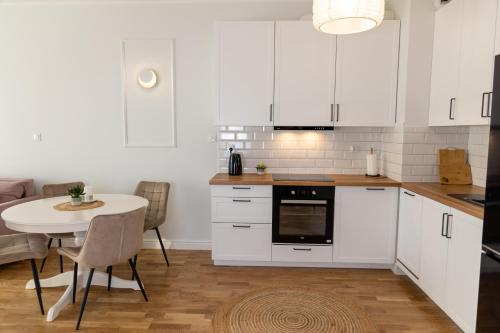 A kitchen or kitchenette at Apartamenty Termalne Dobry Klimat