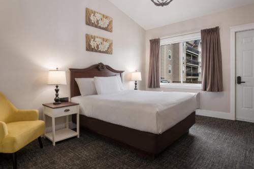 Säng eller sängar i ett rum på Canadas Best Value Inn & Suites-Charlottetown