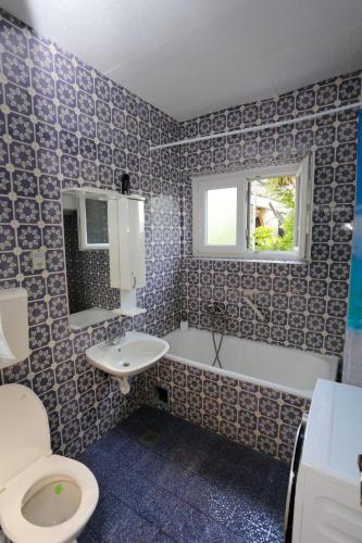 un baño con inodoro y lavabo en Smještaj Djurdjevic, en Herceg-Novi