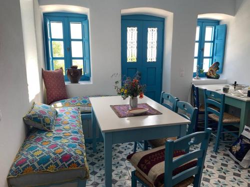 a dining room with a table and chairs at Traumhaus Nisyros in Páloi