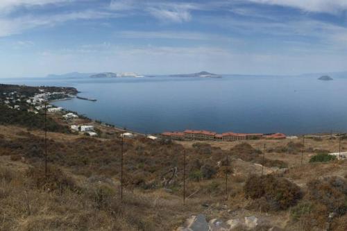 a view of a large body of water at Traumhaus Nisyros in Páloi