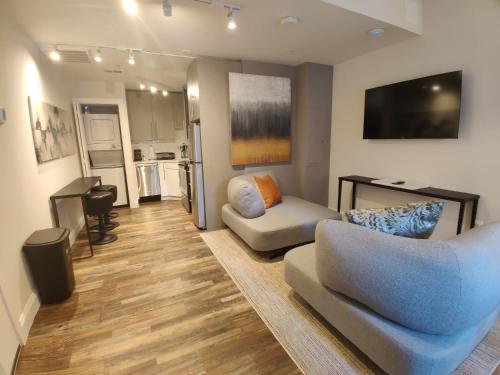 Inner Harbor's Best Furnished Luxury Apartments apts في بالتيمور: غرفة معيشة مع أريكة وطاولة