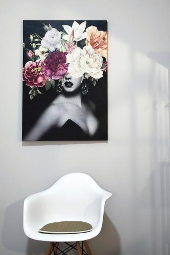 a picture of a woman with a flower arrangement on her head at Apartamentos Las trece llaves Jacuzzi bajo reserva in Merida