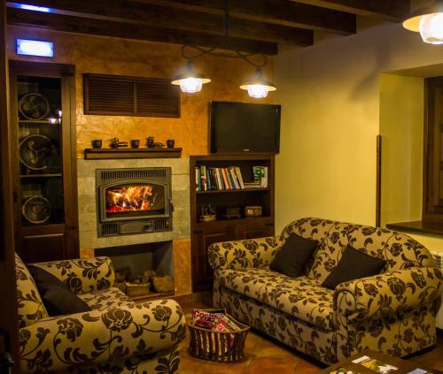 a living room with a couch and a fireplace at EL NIDO DE OLVIDO in Meiro