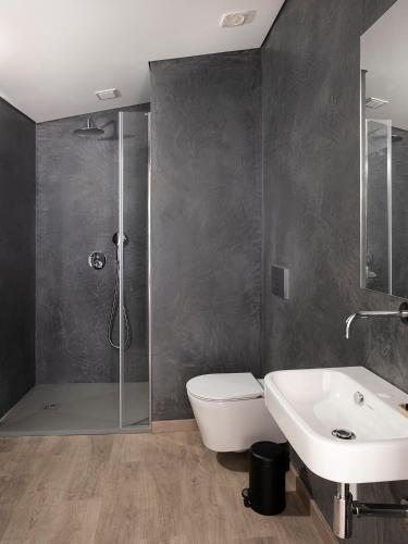 a bathroom with a shower and a toilet and a sink at Quinta de São Pedro in Resende