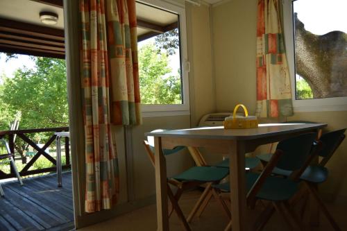 A balcony or terrace at Bungalows, Camping Vega de Francia