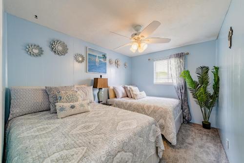 A bed or beds in a room at M&M Cottage by the Beach