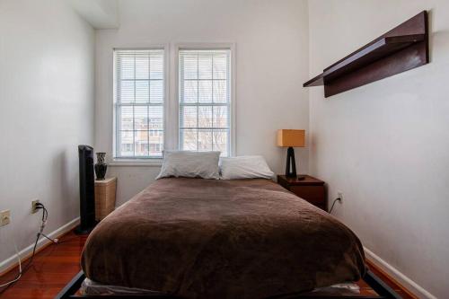 um quarto com uma cama grande e 2 janelas em Relaxing, Spacious, Private, Walkable in Petworth! em Washington