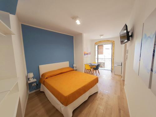 パレルモにあるA casa di Claudiaの青い壁のベッドルーム1室(ベッド1台付)