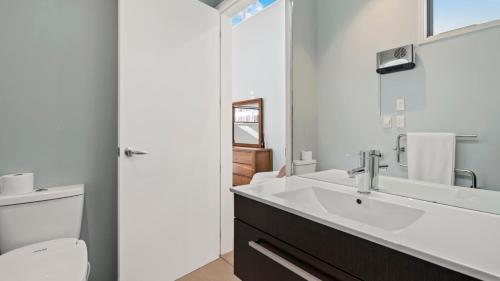 Koupelna v ubytování Tauriko Retreat - Tauranga Holiday Home
