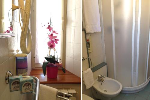 2 fotos de un baño con aseo y lavabo en Hotel 2000, en Fabriano