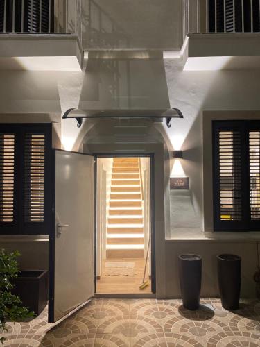 un corridoio che conduce a una scala con piano cottura di Sami B&B and holidays home a Taranto