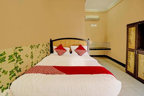 A bed or beds in a room at OYO 90508 Wisma Kenanga