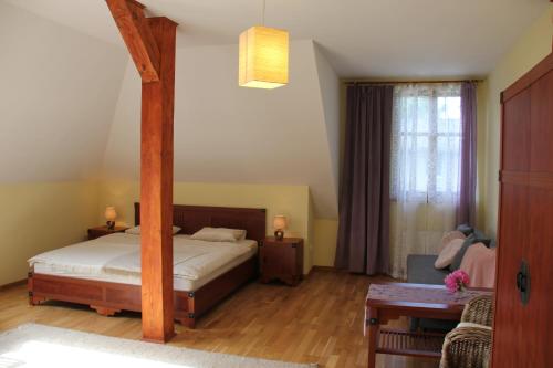 Ένα ή περισσότερα κρεβάτια σε δωμάτιο στο Dworek Azalia