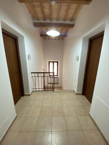 an empty room with white walls and a wooden ceiling at B&B I Giardini in Pieve Torina