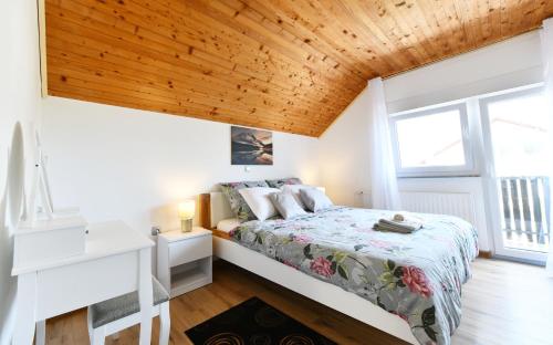 Ένα ή περισσότερα κρεβάτια σε δωμάτιο στο Apartmani Brium