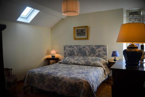 a bedroom with a bed and a lamp on a table at Gîte de Montfranc in Pierrefitte-sur-Sauldre