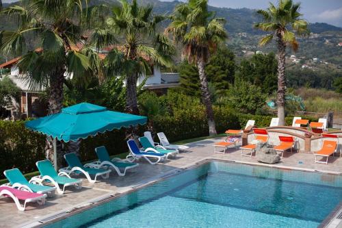 - une piscine avec des chaises longues et un parasol dans l'établissement Tenuta del Bifan, à Policastro Bussentino