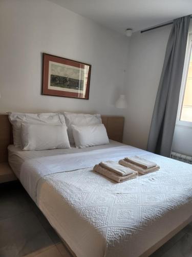 Säng eller sängar i ett rum på Elegant Cozy Apartment