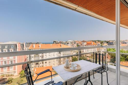 A balcony or terrace at Le Perchoir stay in hypercentre beach 250 m and indoor private parking
