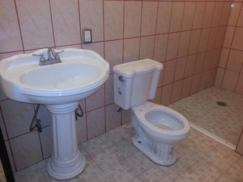 A bathroom at Posada Xamicalli