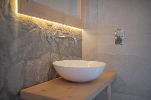 a bathroom with a white bowl sink on a counter at Świerkowa Osada in Istebna