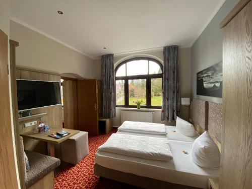 Кровать или кровати в номере Parkhotel Margaretenhof