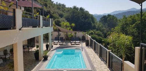 una piscina al lado de una casa en Mas Solar D'en Malcion, en Amélie-les-Bains-Palalda