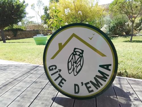 a sign that says the devilwind on a wooden table at Gite d'Emma in Camaret-sur-Aigues