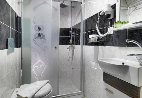 Ванная комната в DİYAR BUDGET HOTEL