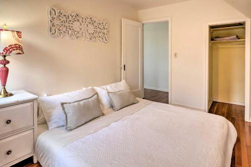 Ein Bett oder Betten in einem Zimmer der Unterkunft The Old McCullough Home with Rooftop Deck, View