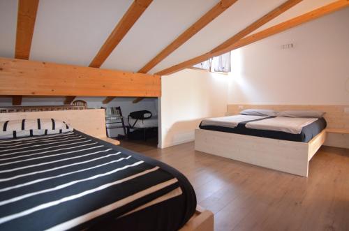 1 dormitorio con 1 cama en una habitación con techos de madera en Holiday home Danima, en Pietramurata