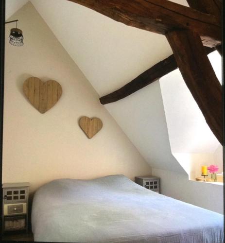 - une chambre avec deux cœurs sur le mur dans l'établissement Maison cosy en plein centre ville, à Semur-en-Auxois