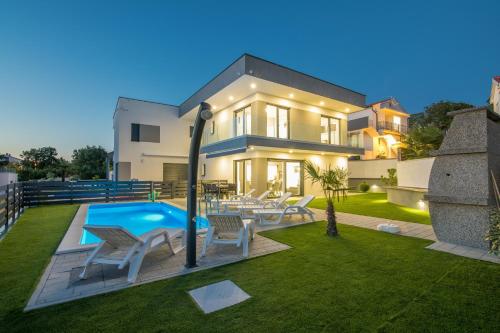 Bazén v ubytovaní Villa Andrea with heated Pool alebo v jeho blízkosti