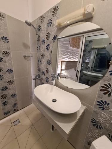 a bathroom with a sink and a mirror at Dolce Vita Palacio in Douala