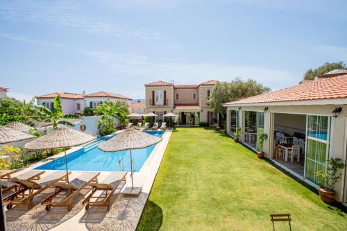 an image of the backyard of a house with a swimming pool at Fora Konak Alacati in Alaçatı