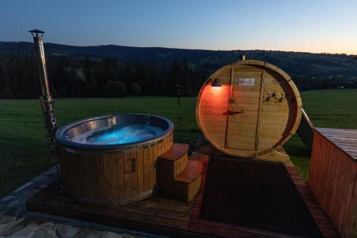 DzianiszにあるWitowiańskie Domki z sauną i balią z jacuzziのギャラリーの写真