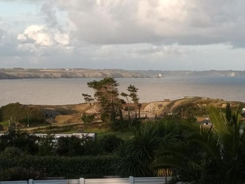 een uitzicht op de oceaan vanuit een resort bij Ty Mor in Plougonvelin