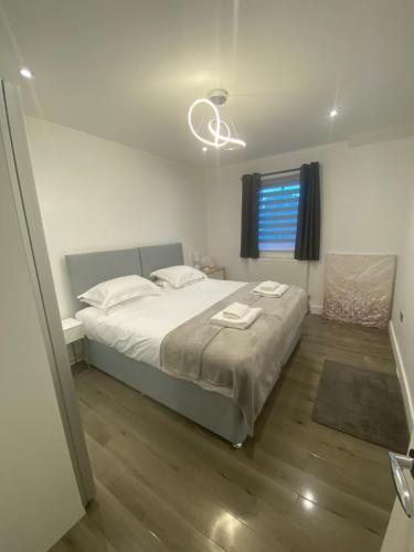Un dormitorio con una cama grande y una ventana en APARTMENT 7, THE CATHEDRAL VIEW en Truro