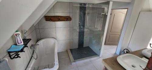 Un baño de Allview Selfcatering Apartments Jacobsbaai